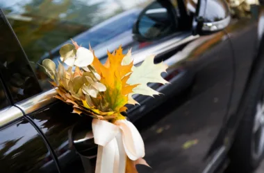 Jakimi kwiatami przyozdobić samochód weselny?